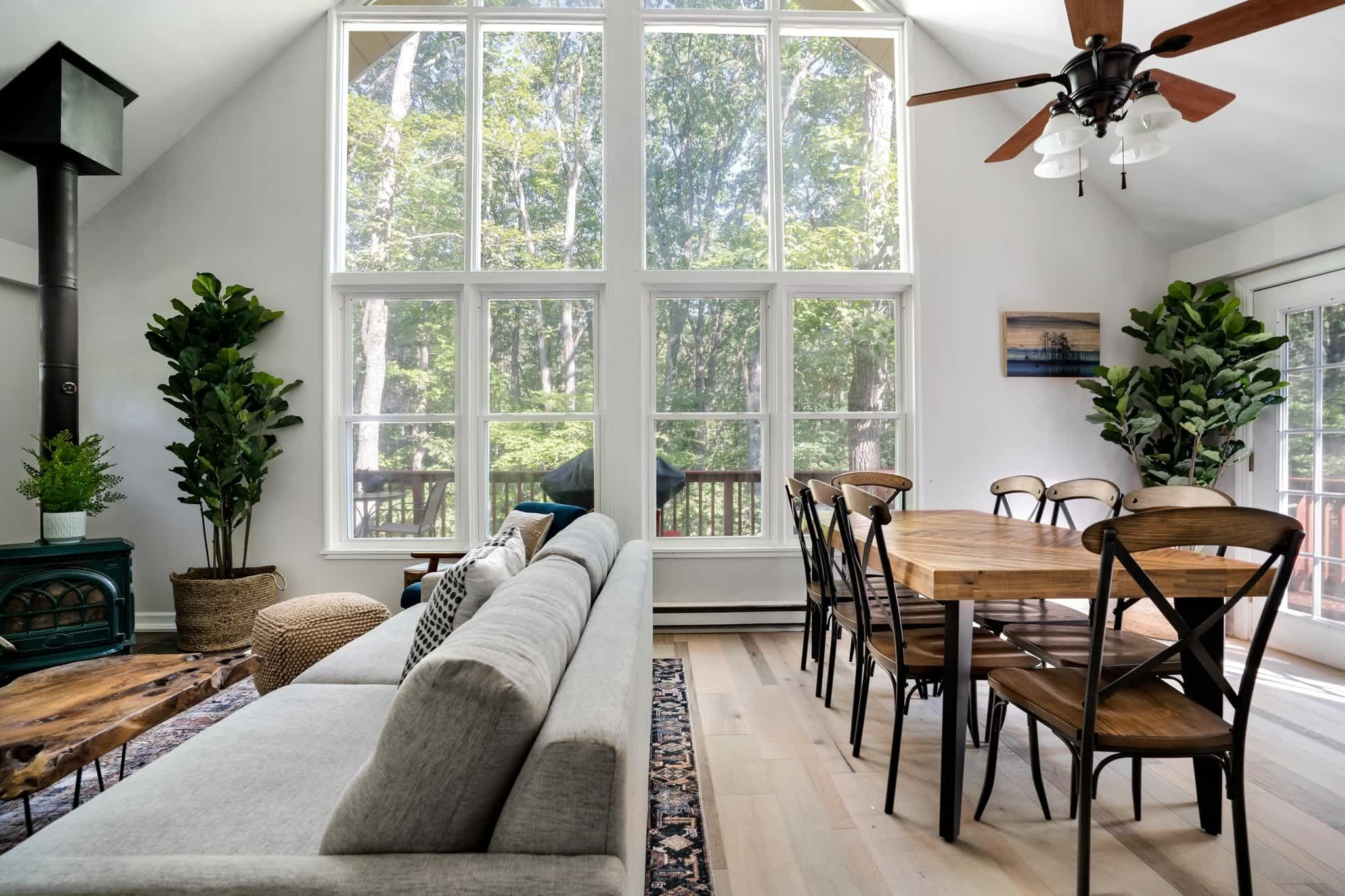 Televisie, een open haard, een stereo en een kantoor