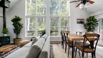 Televisie, een open haard, een stereo en een kantoor