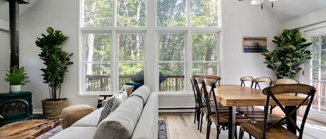 TV, peis, stereoanlegg og kontorer