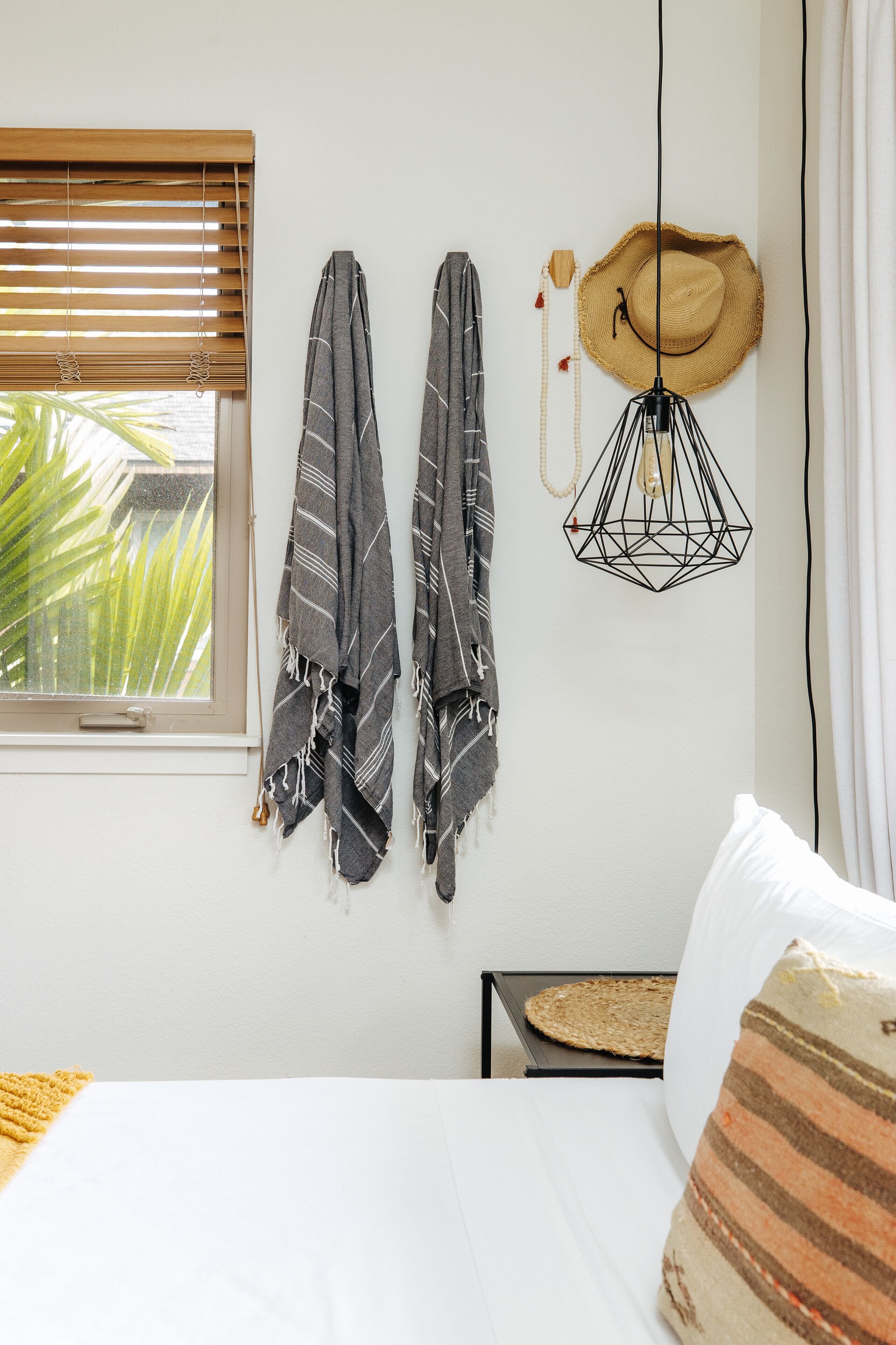 3 soverom, skrivebord, strykejern/-brett og reiseseng for barn