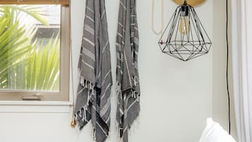 3 habitaciones, escritorio y tabla de planchar con plancha