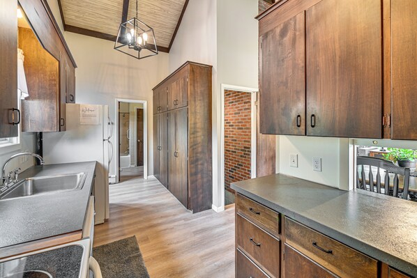 Fridge, microwave, stovetop, dishwasher