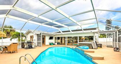 'Ocean Breeze Oasis' w/ Boat Dock & Slip on Canal!