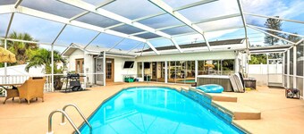 'Ocean Breeze Oasis' w/ Boat Dock & Slip on Canal!