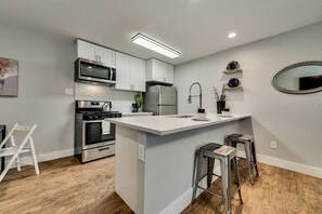 Fridge, microwave, oven, stovetop - Global Cup The Brilliant Flat ARBORETUM TICKETS INCLUDED (Dallas)