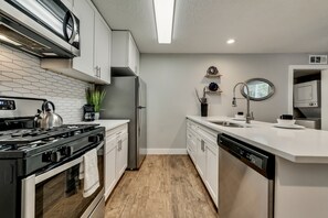 Refrigerador, microondas, horno y parrilla de estufa 