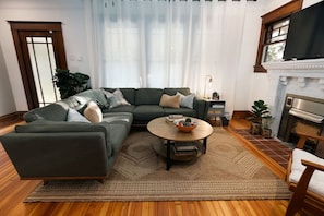 Smart TV, fireplace, books, stereo