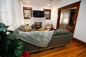 Smart TV, chimenea, libros y estéreo 