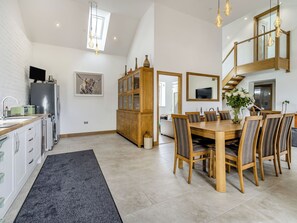 Dining - 3 bedroom accommodation in Pontyates (Pontyates)