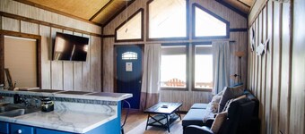 Lake Guntersville Cabin |Pet Friendly | Fenced Yard | Fire Pit - Coco Chateau