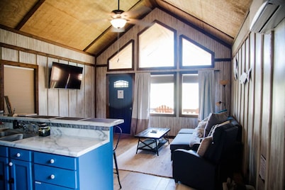 Lake Guntersville Cabin |Pet Friendly | Fenced Yard | Fire Pit - Coco Chateau