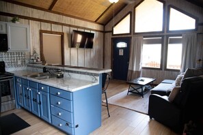 TV connectée, livres, chaîne hi-fi