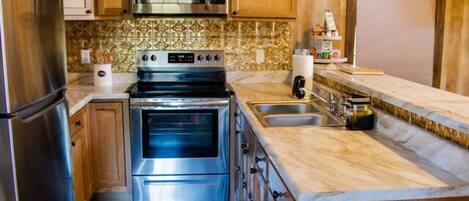 Kylskåp, mikrovågsugn, ugn och spishäll