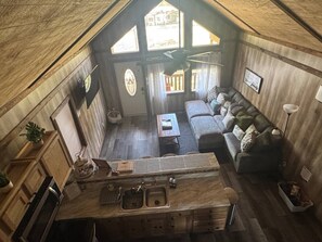 TV connectée, livres, chaîne hi-fi