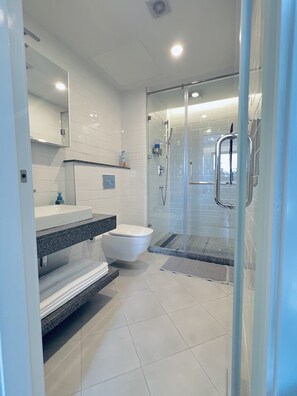 Doccia, asciugacapelli, asciugamani, sapone