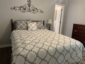 2 bedrooms, iron/ironing board, WiFi, bed sheets