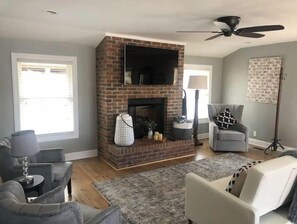 Living area - Hillside Haven on Lake Wateree- Entire House (Ridgeway)