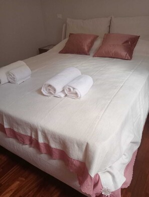 1 camera, una cassaforte in camera, una scrivania, ferro/asse da stiro