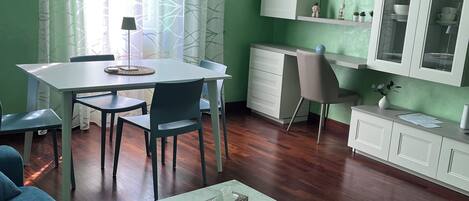 Smart-tv, bøger, stereoanlæg