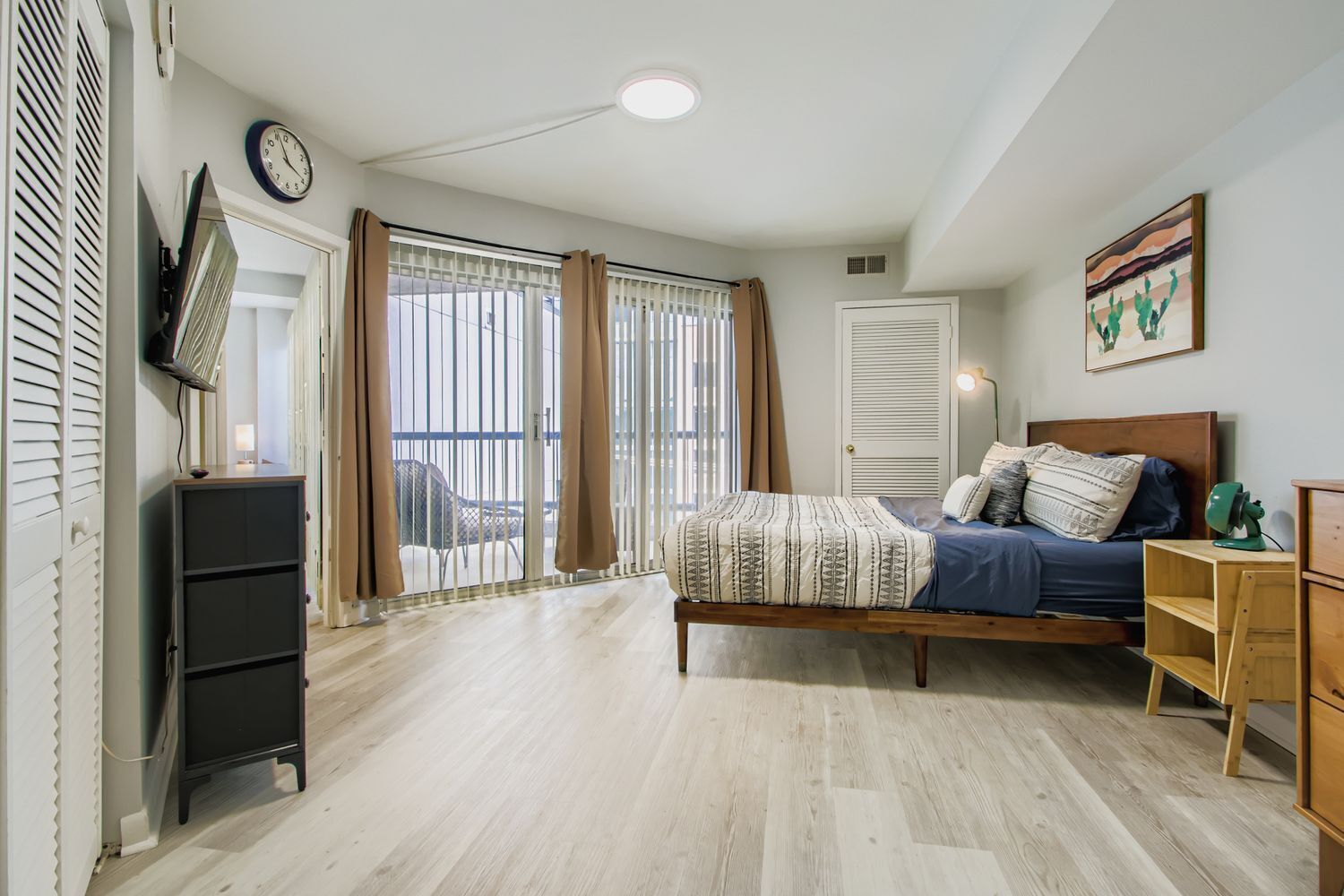 1 室のベッドルーム、デスク、WiFi (無料)、ベッドシーツ