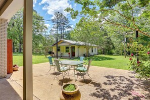 Outdoor dining - Hike On-Site: Classic Cabin Nature Retreat (Glen)