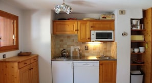 Fridge, oven, dishwasher, coffee/tea maker