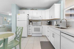 Fridge, microwave, oven, stovetop - Gorgeous Suite - Close to Beach & Pool 3704 (Bonita Springs)