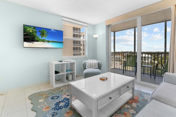 TV, offices - Gorgeous Suite - Close to Beach & Pool 3704 (Bonita Springs)