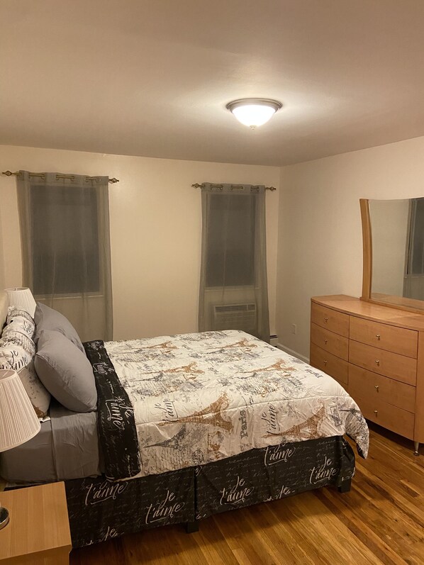 3 bedrooms, desk, iron/ironing board, travel crib