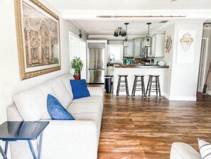 Smart TV, video-game console, Netflix, Hulu - "The Barnacle"- Centrally located w/ pool (Stuart)