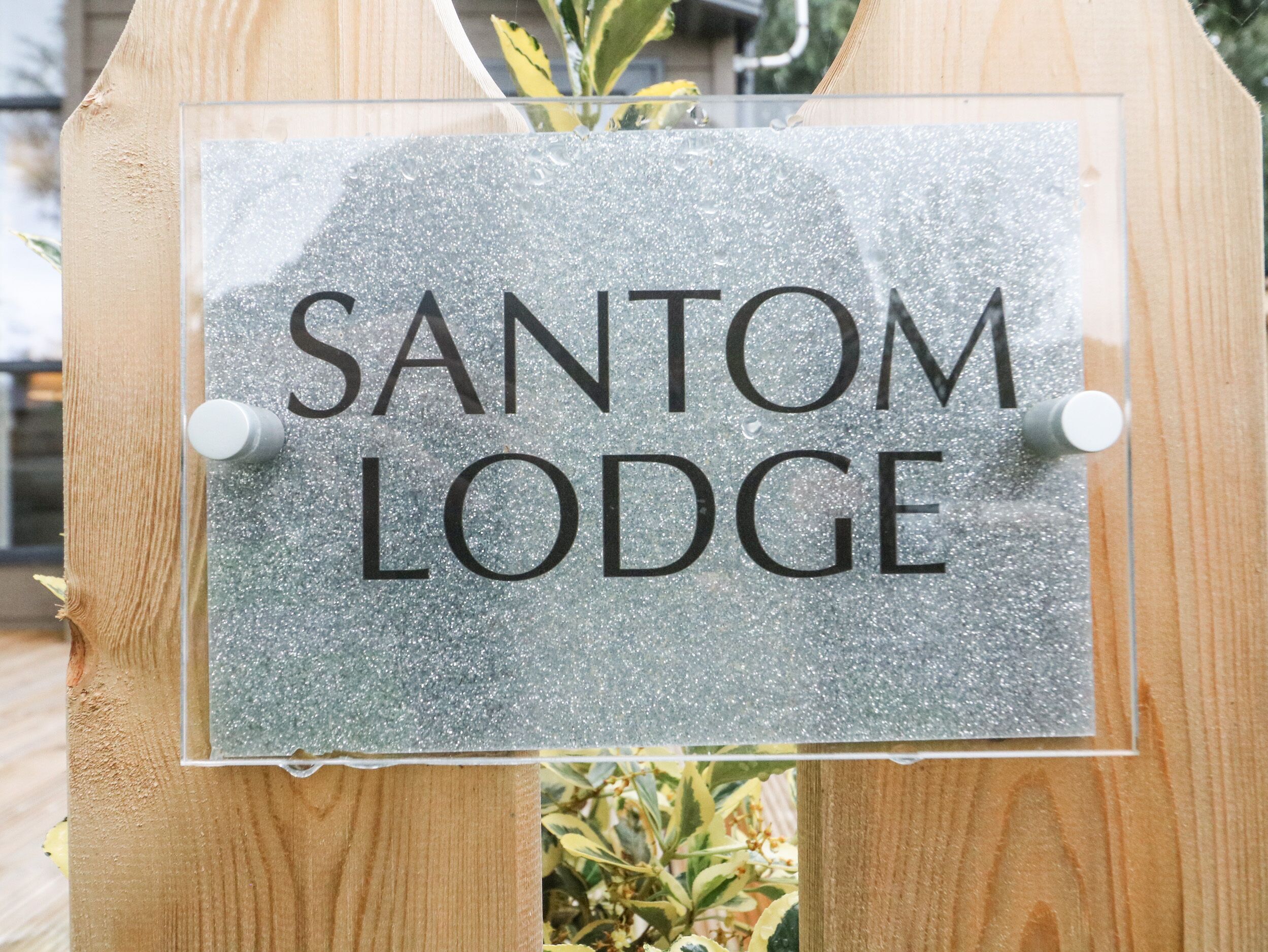 A sign for Santom Lodge.