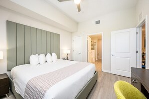 3 habitaciones, tabla de planchar con plancha y cuna de viaje