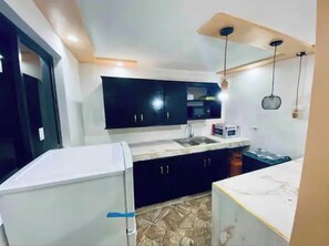 Kühlschrank, Mikrowelle, Kochgeschirr/Geschirr/Besteck