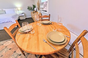 Habitación Deluxe | Cocina privada | Frigorífico pequeño, microondas y cafetera o tetera