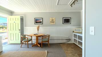 Premium-Zimmer | Essbereich im Zimmer