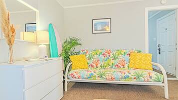 Deluxe kamer | Woonruimte | Een televisie