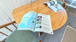 Une table en bois sur laquelle se trouvent une carte et une brochure intitulée « Les lieux à découvrir ».