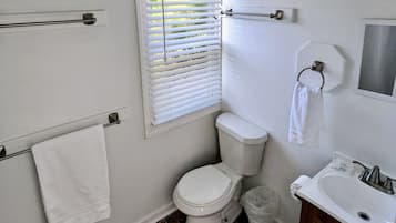 Premium Room | Bathroom | Combined shower/tub, free toiletries, towels, soap