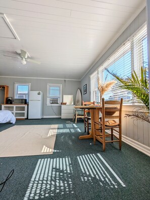 بديكورات فريدة لكل غرفة وطراز فريد لكل وحدة ومكواة/لوح كي