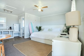 Premium Room | Dihias secara berasingan, dilengkapkan perabot secara berasingan 