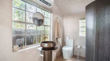 Douche, serviettes fournies, savon, shampoing