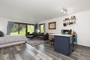 Tabla de planchar con plancha, wifi gratis y ropa de cama 