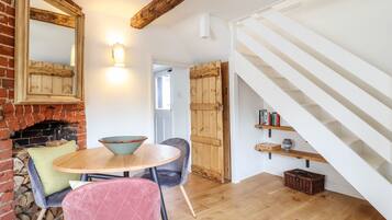 Cottage | Living room | Fireplace