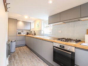 Fridge, dishwasher, electric kettle, toaster - Wherry Cottage (Manningtree)