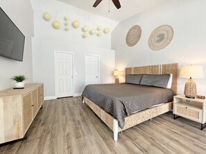 3 bedrooms, desk, iron/ironing board, WiFi - Unique lakeside pool home less than 20 mins from Disney (Davenport)