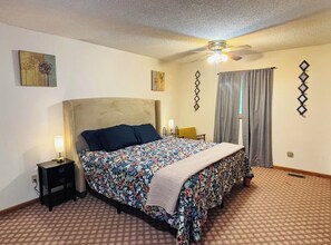 3 bedrooms, desk, free WiFi, bed sheets - Cute Updated One-Level Living in Quiet Cul de Sac (Kearney)
