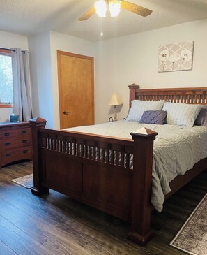 3 bedrooms, desk, free WiFi, bed sheets