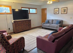 Smart TV, books - Cute Updated One-Level Living in Quiet Cul de Sac (Kearney)