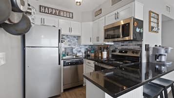 Refrigerador, microondas, horno y parrilla de estufa