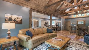 Smart TV, fireplace, table football - Maggie Valley creekside home/hot tub. 10 minutes to Blue Ridge Pkwy & Soco Falls (Maggie Valley)